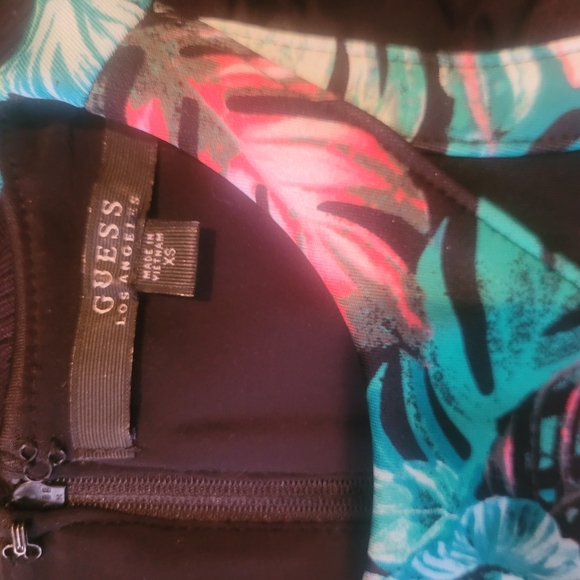 Guess Tropical Print Halter Crop Top XS - Picture 7 of 7